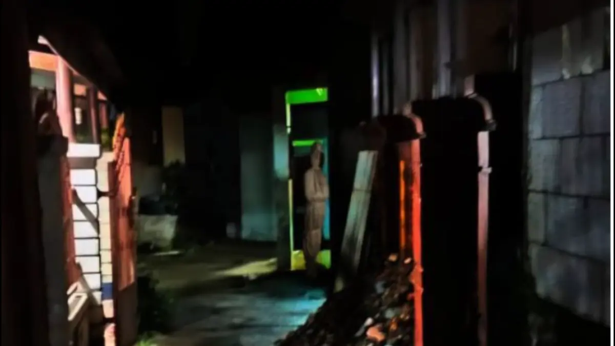 Foto hasil rekayasa digital menyisipkan penampakan pocong yang membuat heboh warga Kabupaten Bekasi, Jawa Barat. (ANTARA/Pradita Kurniawan Syah).
