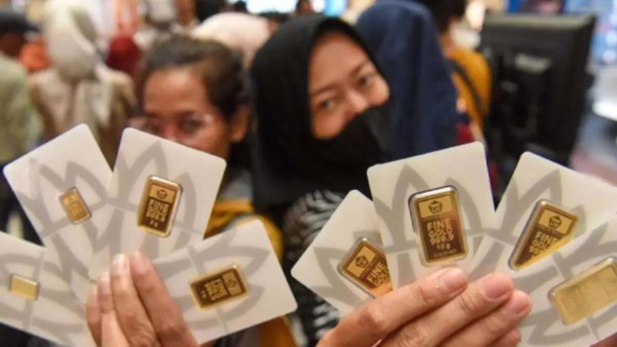 Ilustrasi - Pengunjung menunjukkan logam mulia Antam yang dibeli di Jakarta. (ANTARA FOTO/Indrianto Eko Suwarso/wpa/am).