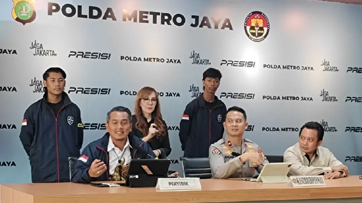 Kanit 1 Subdit 2 Ditressiber Polda Metro Jaya Kompol Immanuel Sinaga (kiri) memberikan keterangan dalam konferensi pers di Jakarta, Selasa (26/5/2026). (ANTARA)