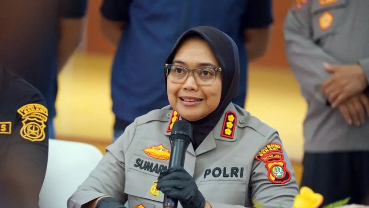 Kapolres Metro Bekasi, Sumarni saat diwawancarai wartawan terkait beredarnya rumor tentanng pocong di Kota Bekasi, Jawa Barat.