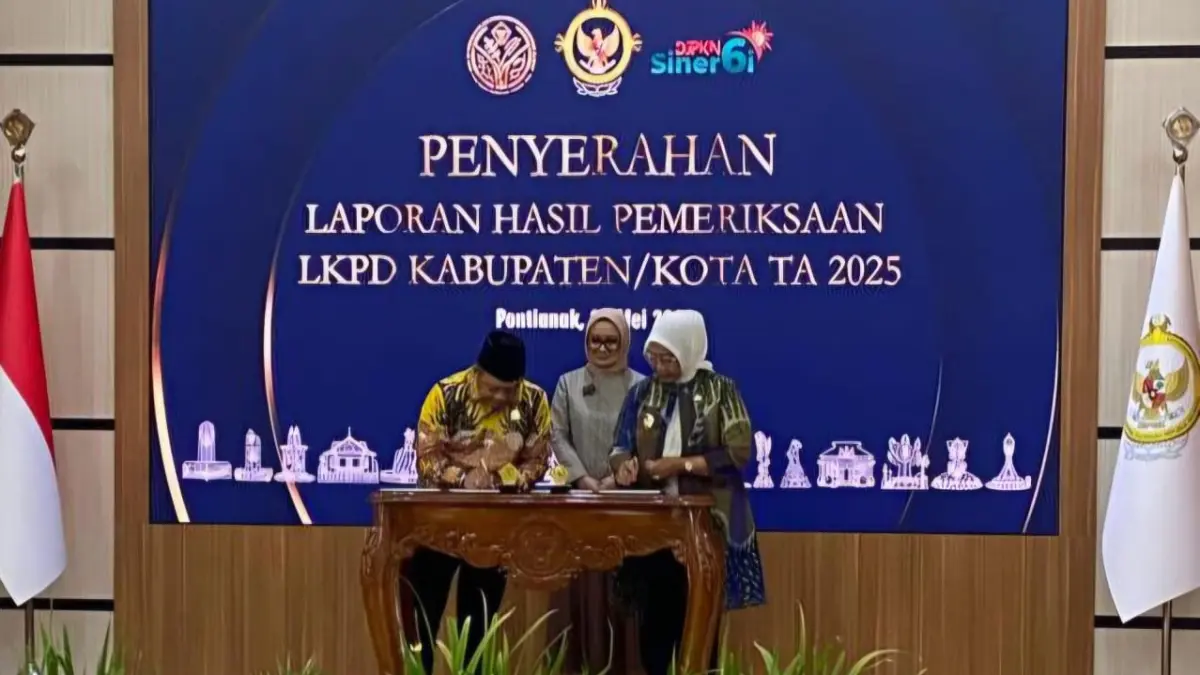 Ketua DPRD Mempawah, Safruddin Asra, menandatangani berita acara penyerahan LHP atas LKPD TA 2025