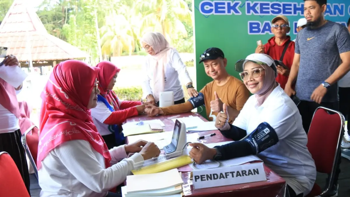 Ketua TP PKK Provinsi Kalimantan Barat, Erlina Ria Norsan saat memeriksa kesehatan di layanan pemeriksaan kesehatan gratis pada kegiatan Silaturahmi Halal Bihalal dan Reuni Lintas Angkatan SMAN 4 Pontianak Tahun 2026. (Adpim Pemprov Kalbar)