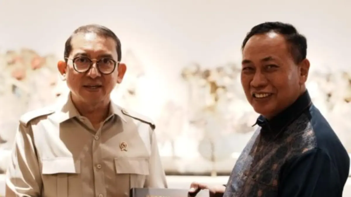 Menteri Kebudayaan RI Fadli Zon (kiri) saat menerima audiensi sejumlah budayawan yang tergabung dalam tim MORSA di Kantor Kementerian Kebudayaan, Senayan, Jakarta, Senin (25/5/). (ANTARA/HO-Kemenbud)