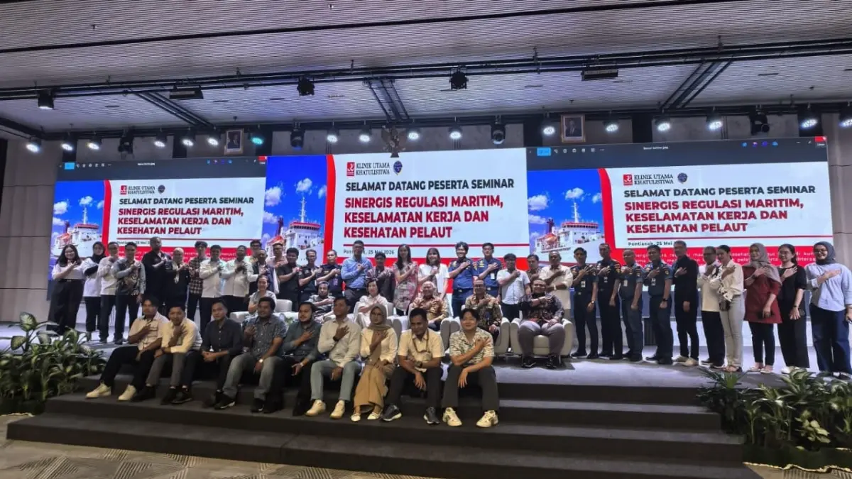Panitia, peserta, dan narasumber seminar “Sinergis Regulasi Maritim, Keselamatan Kerja dan Kesehatan Pelaut” foto bersama usai kegiatan di Hotel Golden Tulip Pontianak, Senin (25/5). (ISTIMEWA)