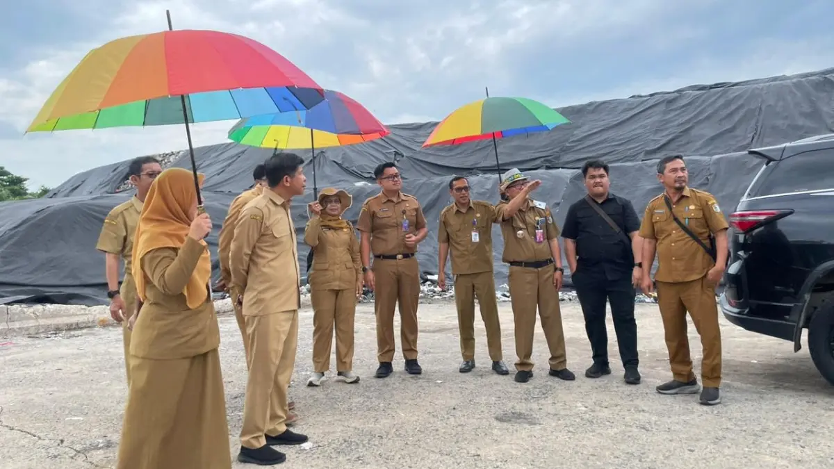 Pemkab Sintang melakukan kaji terap pengelolaan sampah dengan sistem sanitary landfill ke TPA Batulayang milik Pemerintah Kota Pontianak, Senin (25/5). (ISTIMEWA)