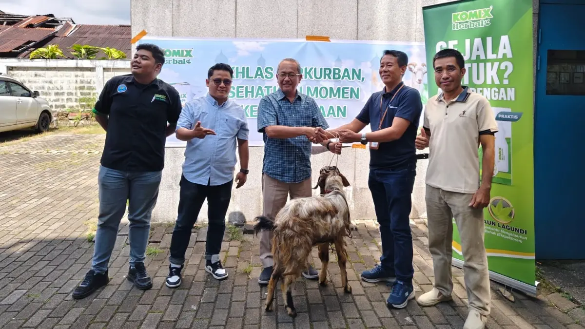 Penyerahan hewan kurban yang secara simbolis diserahkan Area Manager Kalbe Consumer wilayah Kalimantam Barat Mahmudi, kepada Direktur Utama Pontianak Post Salman Busrah. (WILDAN/PONTIANAK POST)