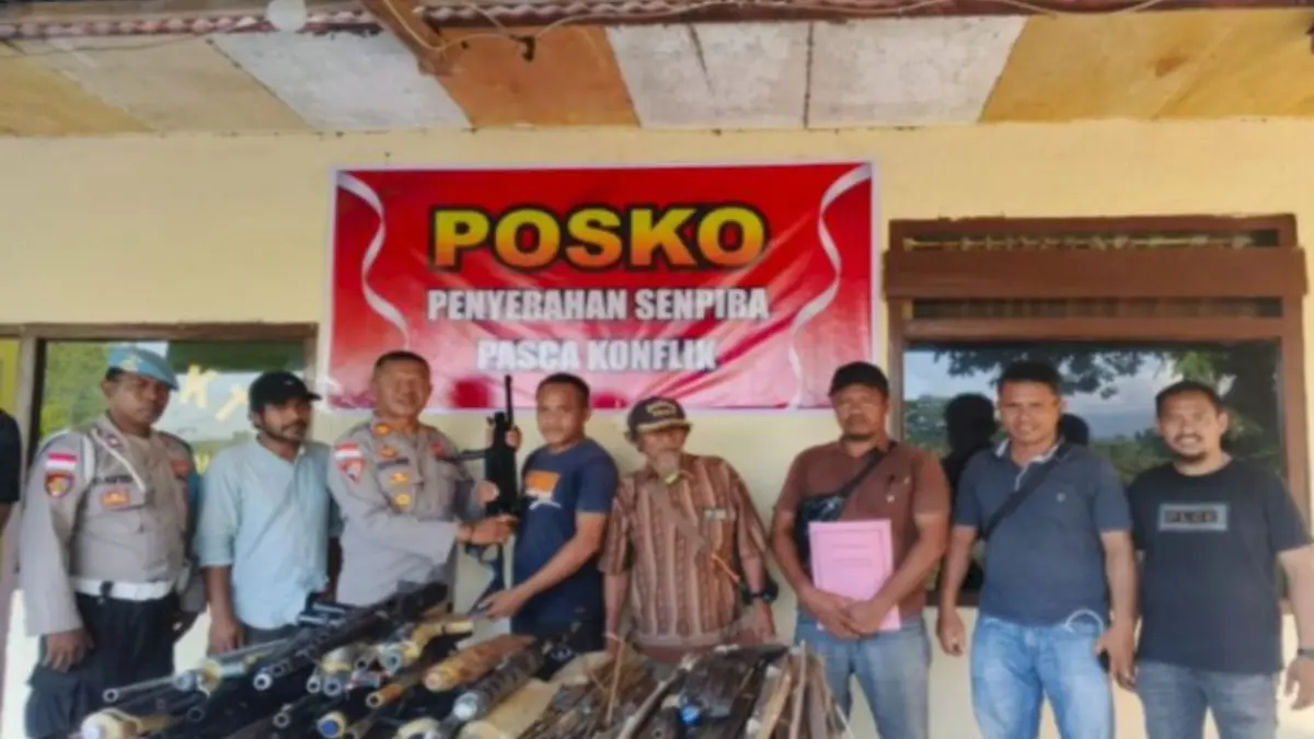 Penyerahan senjata api rakitan oleh warga di Adonara Timur. (ANTARA/HO-Humas Polres Flores Timur)