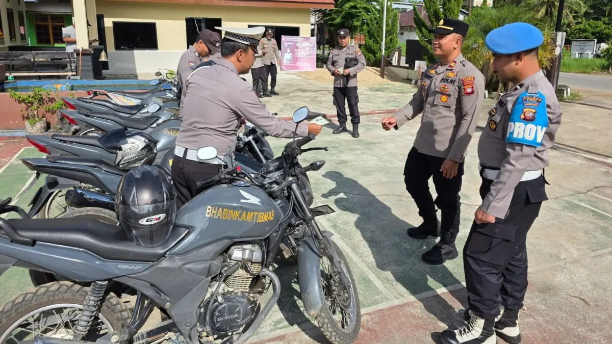 Personel Polsek Mempawah Hulu menjalani pemeriksaan disiplin usai Apel pada Senin (25/5). (ISTIMEWA)
