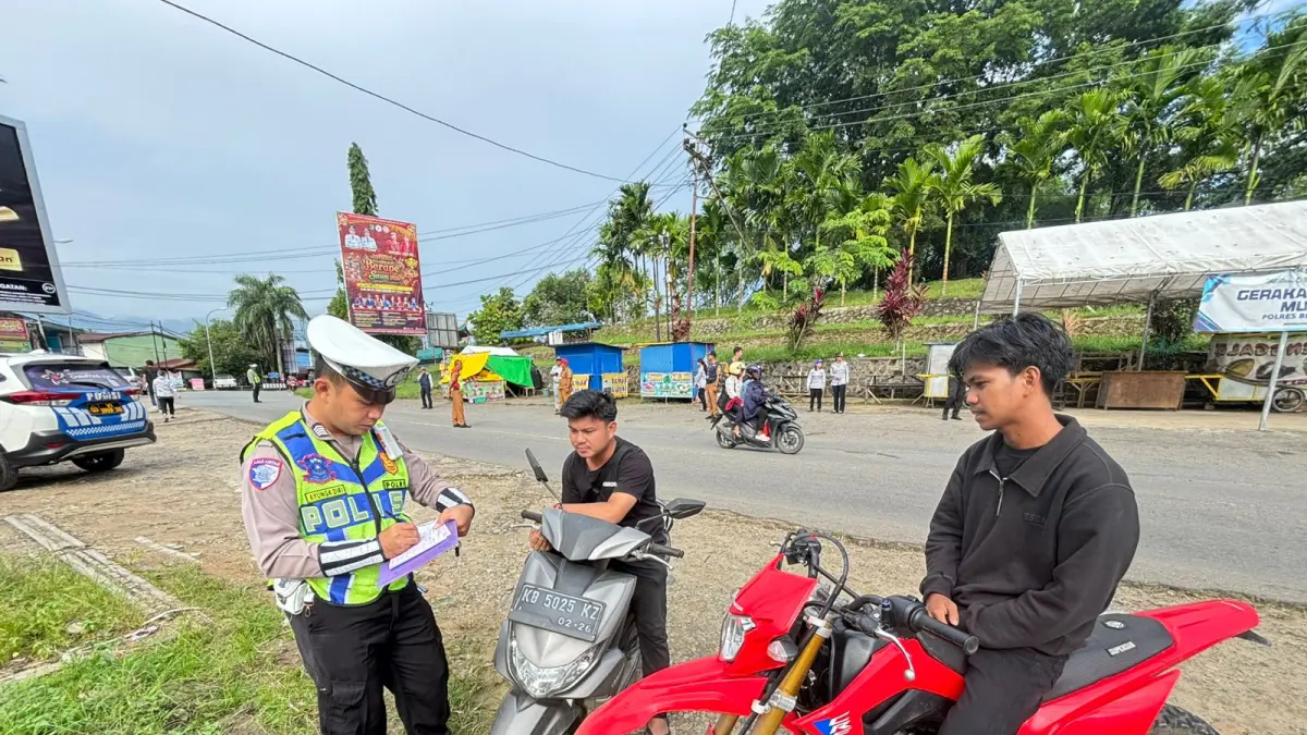 Petugas Satlantas Polres Bengkayang melakukan pemeriksaan kendaraan roda dua saat razia penertiban knalpot brong di wilayah Kota Bengkayang, Selasa (26/5/2026).