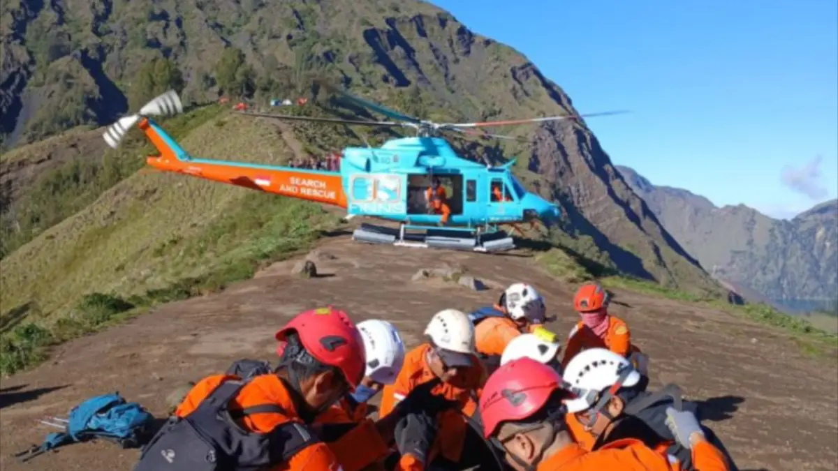 Proses evakuasi pendaki asal Malaysia yang cedera di Gunung Rinjani menggunakan helikopter di Lombok Timur, Selasa (26/5) (ANTARA/HO-Humas Balai TNGR NTB.