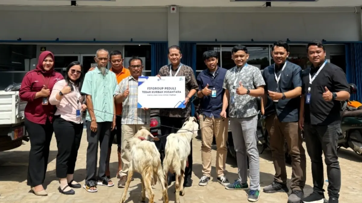 Seremoni penyerahan hewan kurban FIFGROUP Cabang Kota Pontianak II oleh Kepala Cabang FIFGROUP Kota Pontianak II, Uray Sande Juli Adriani kepada Panitia Kurban Masjid Miftahul Khair, Sy Said Alkadrie, Selasa, 26 Mei 2026.
