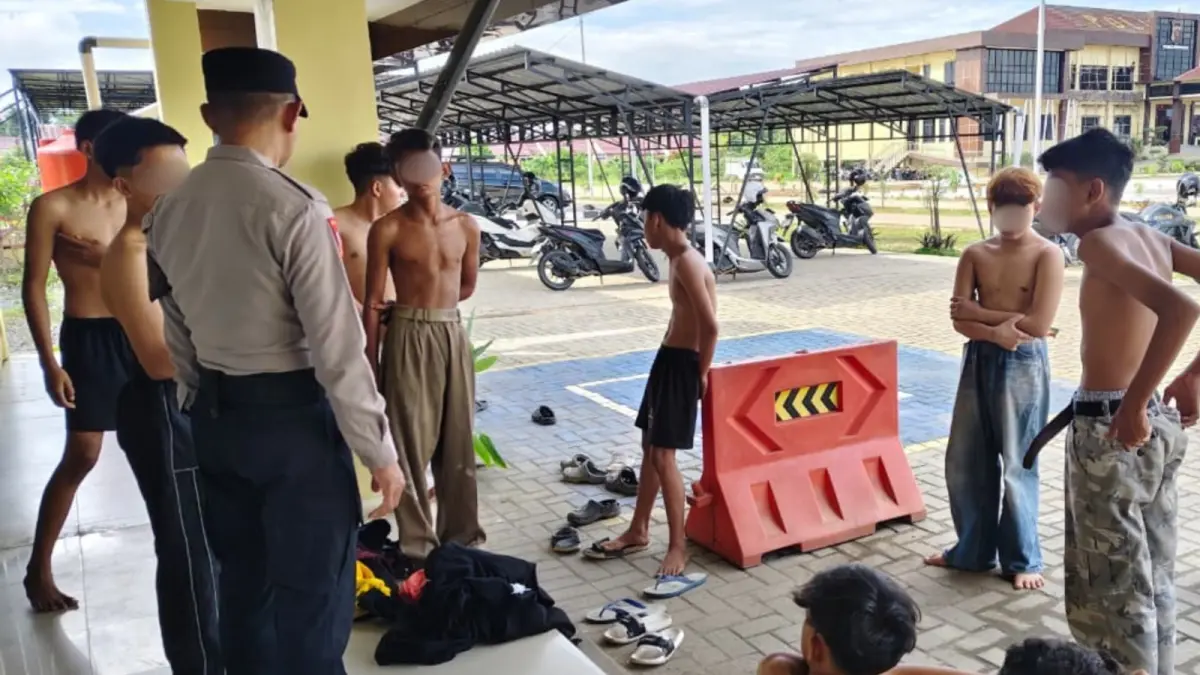 Polres Kubu Raya bersama warga mengamankan puluhan remaja yang diduga hendak melakukan tawuran di Gang Perintis, Jalan Adi Sucipto, Desa Sungai Raya, Kabupaten Kubu Raya, Minggu dini hari. Polisi turut menyita senjata tajam dan sejumlah sepeda motor dari lokasi kejadian.