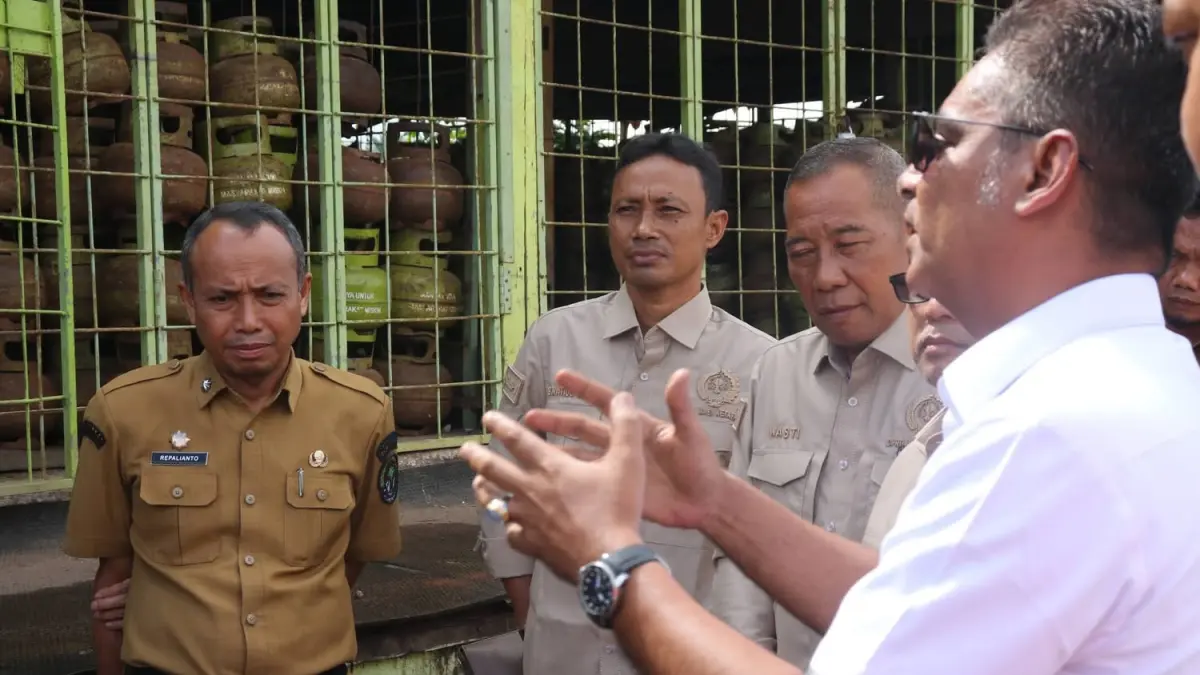 Tim gabungan melakukan Sidak ke sejumlah lokasi memastikan stok dan distribusi LPG subsidi tepat sasaran, Senin (25/5). (ISTIMEWA)