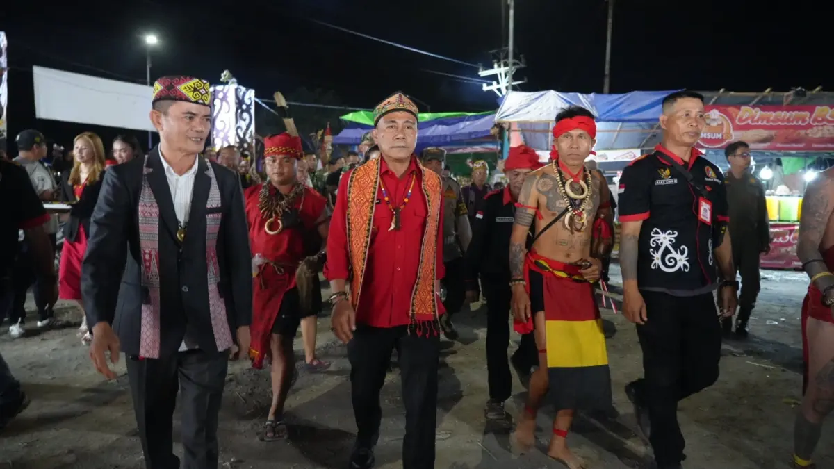 Wakil Gubernur, Krisantus Kurniawan saat datang di penutupan Pekan Gawai Dayak (PGD) Naik Dango ke-19 di Rumah Ramin Bantang Nek Riu, Kabupaten Sambas. (Adpim Pemprov Kalbar)