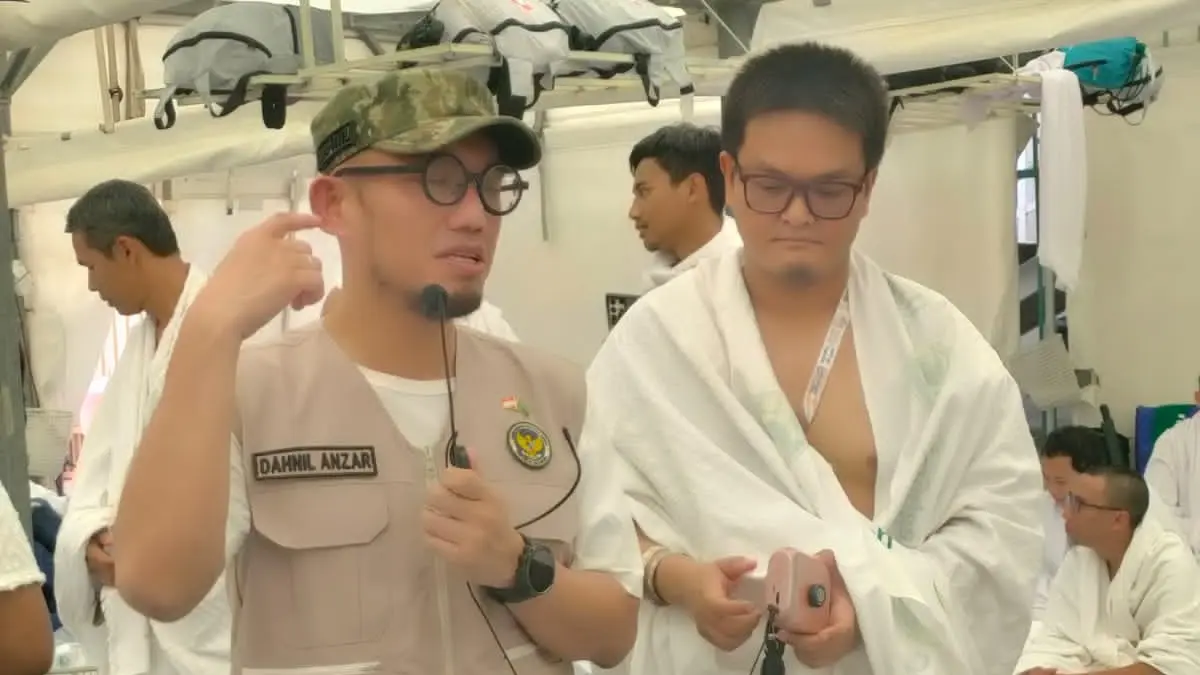 Wakil Menteri Haji dan Umrah RI, Dahnil Anzar Simanjuntak, meninjau langsung kondisi tenda jemaah haji Indonesia di Mina, Senin (25/5) siang. (ISTIMEWA)
