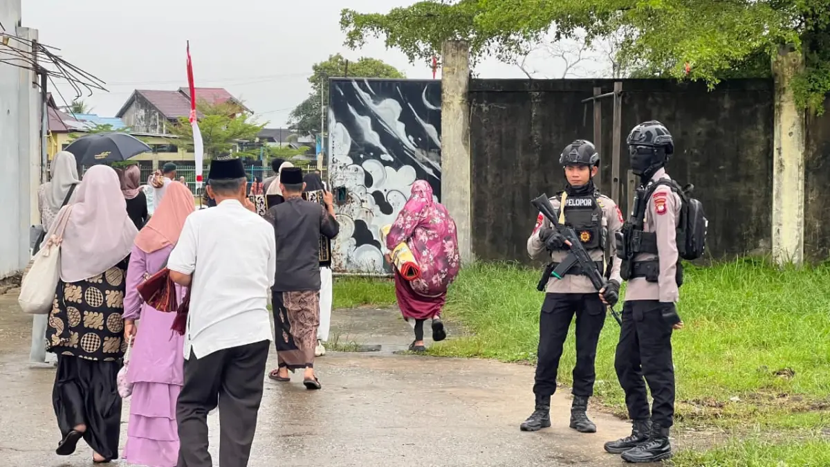 Personel Satuan Brimob Polda Kalimantan Barat melaksanakan patroli dan pengamanan di sejumlah lokasi Sholat Iduladha 1447 H di Kabupaten Sintang, Rabu (27/5/2026). Kegiatan ini dilakukan untuk memastikan ibadah masyarakat berlangsung aman, tertib, dan kondusif.