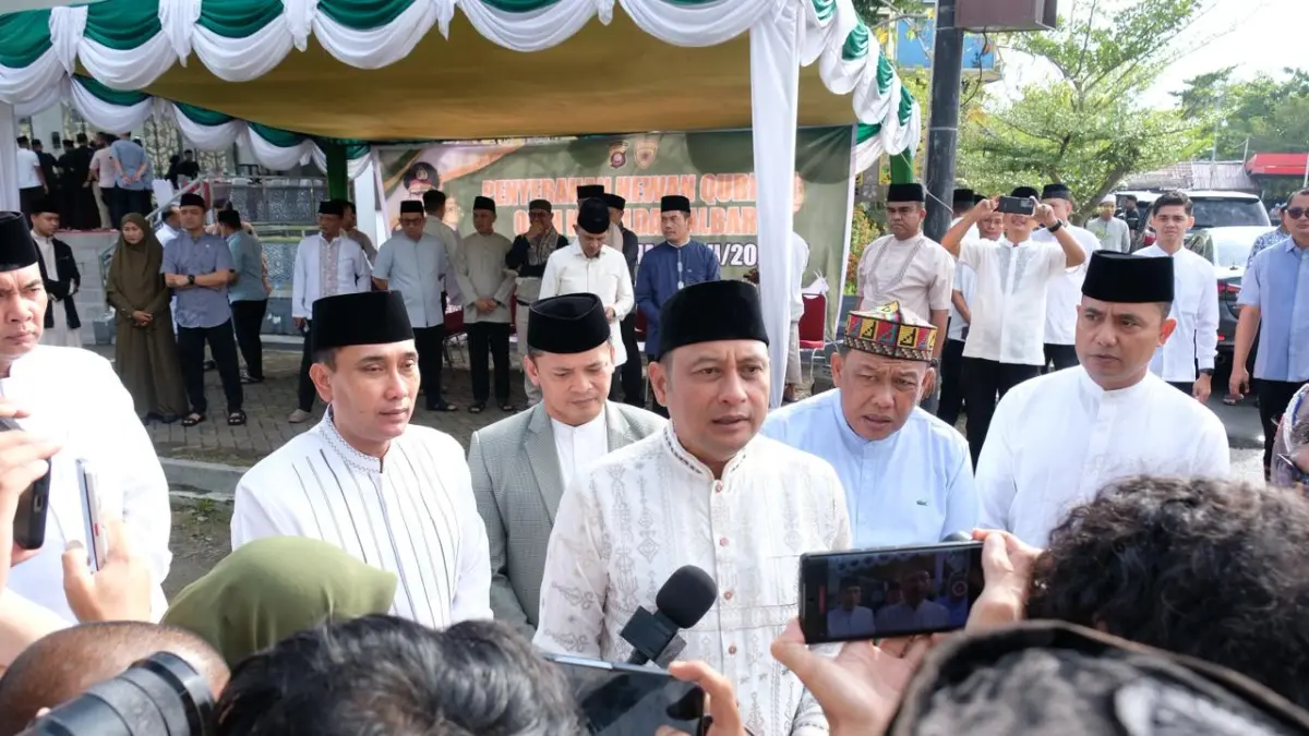 Kapolda Kalimantan Barat Irjen Pol Pipit Rismanto saat memberikan keterangan kepada media usai pelaksanaan Shalat Iduladha 1447 H di Masjid An-Nur Polda Kalbar, Pontianak, Rabu (27/05/2026). Ia menegaskan bahwa ibadah kurban menjadi wujud kepedulian sosial dan penguatan solidaritas Polri dengan masyarakat.