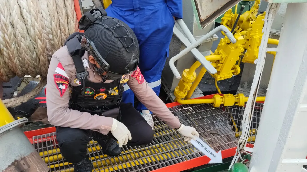 Aparat kepolisian dan petugas Pertamina melakukan pengamanan di lokasi ledakan kapal pengangkut BBM di kawasan Integrated Terminal Pontianak, Kalimantan Barat.