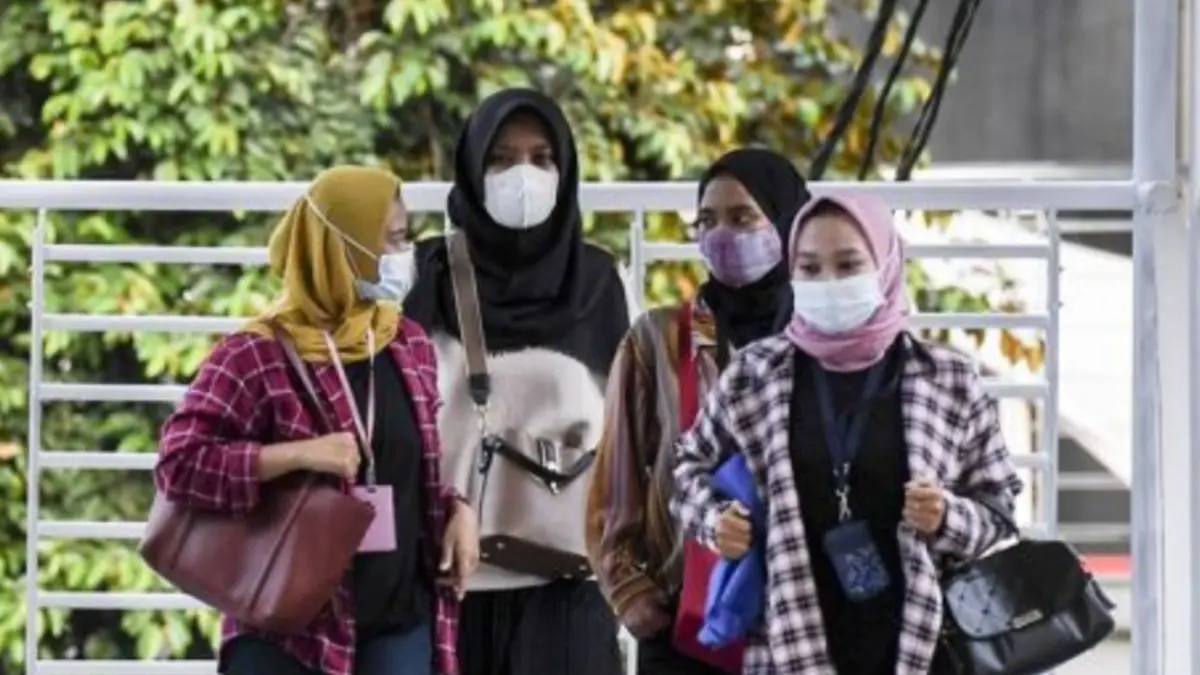Ilustrasi - Warga menggunakan masker saat menuju halte Transjakarta Setiabudi Utara Aini, Jakarta. (ANTARA FOTO/Hafidz Mubarak A/foc/pri.)