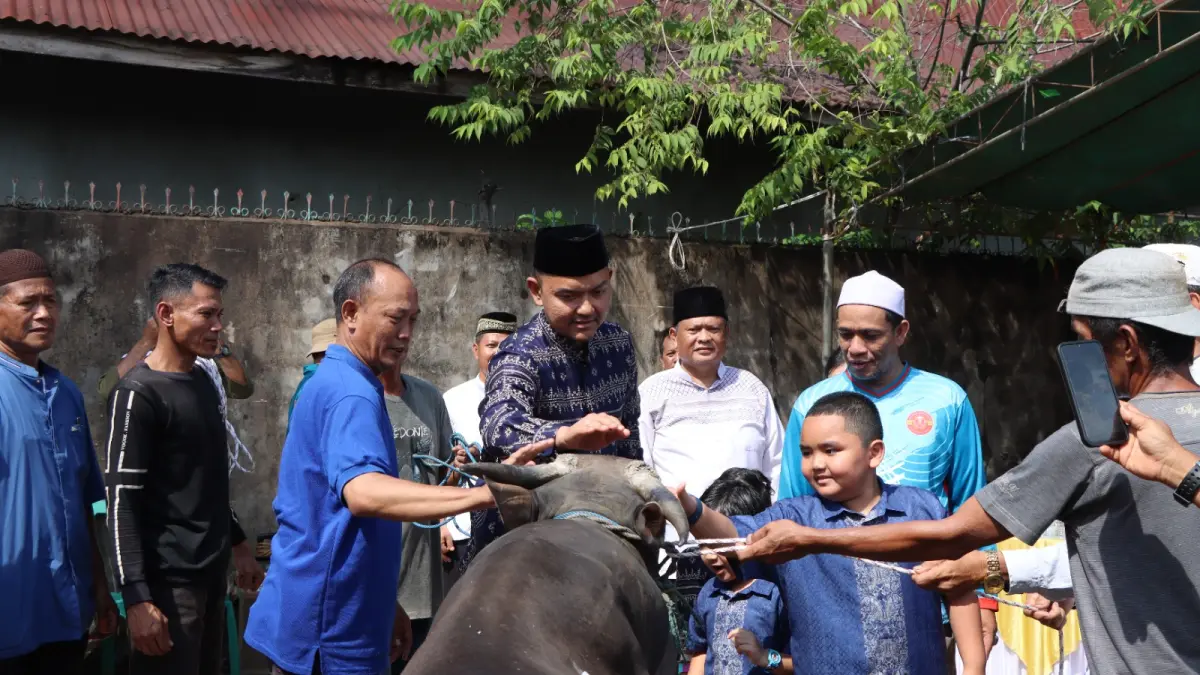 Kapolres Ketapang Muhammad Harris saat menyerahkan secara simbolis hewan kurban dalam rangka Iduladha 1447 Hijriah di Polres Ketapang, Rabu (27/05/2026). Kegiatan ini menjadi wujud kepedulian sosial dan kebersamaan Polri dengan masyarakat.