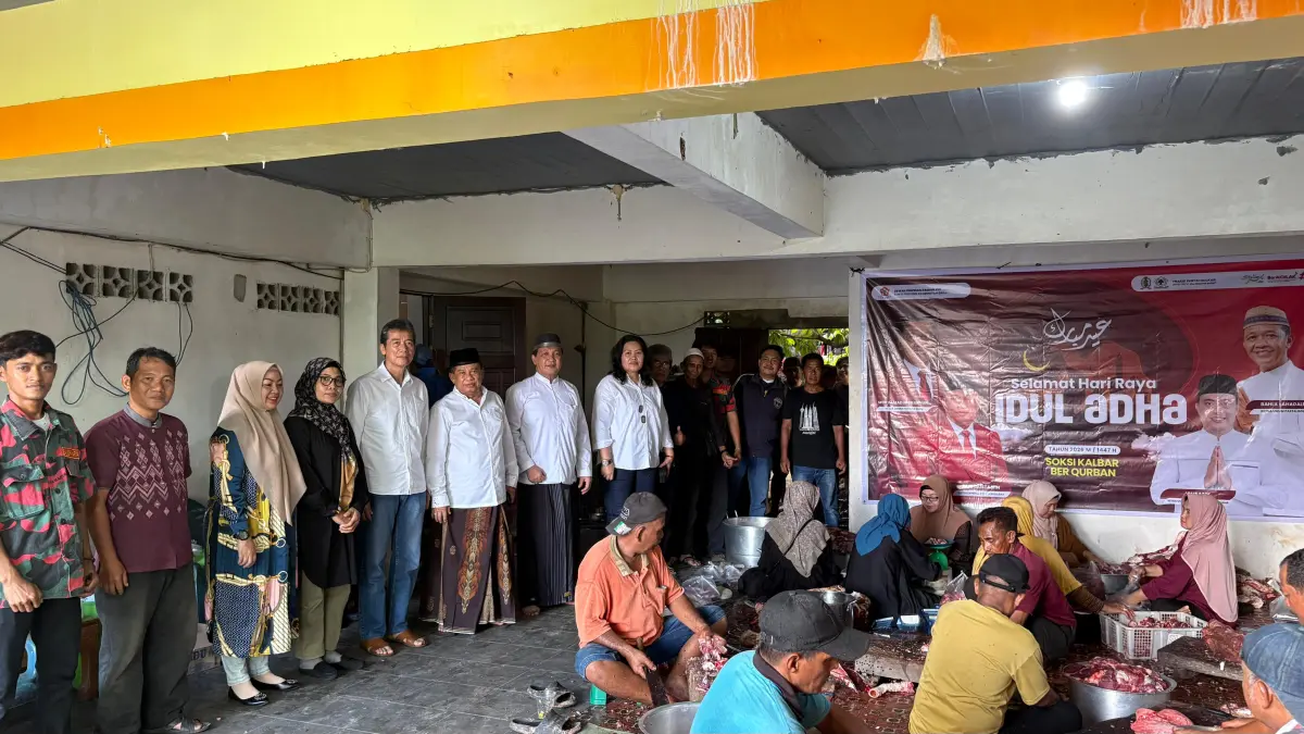 Ketua DPD SOKSI Kalbar, Heri Mustamin, saat menghadiri proses penyembelihan hewan kurban di Pontianak, Rabu (27/5). Kegiatan ini menjadi wujud solidaritas sosial dan kepedulian SOKSI Kalbar kepada masyarakat pada momentum Iduladha 1447 Hijriah.