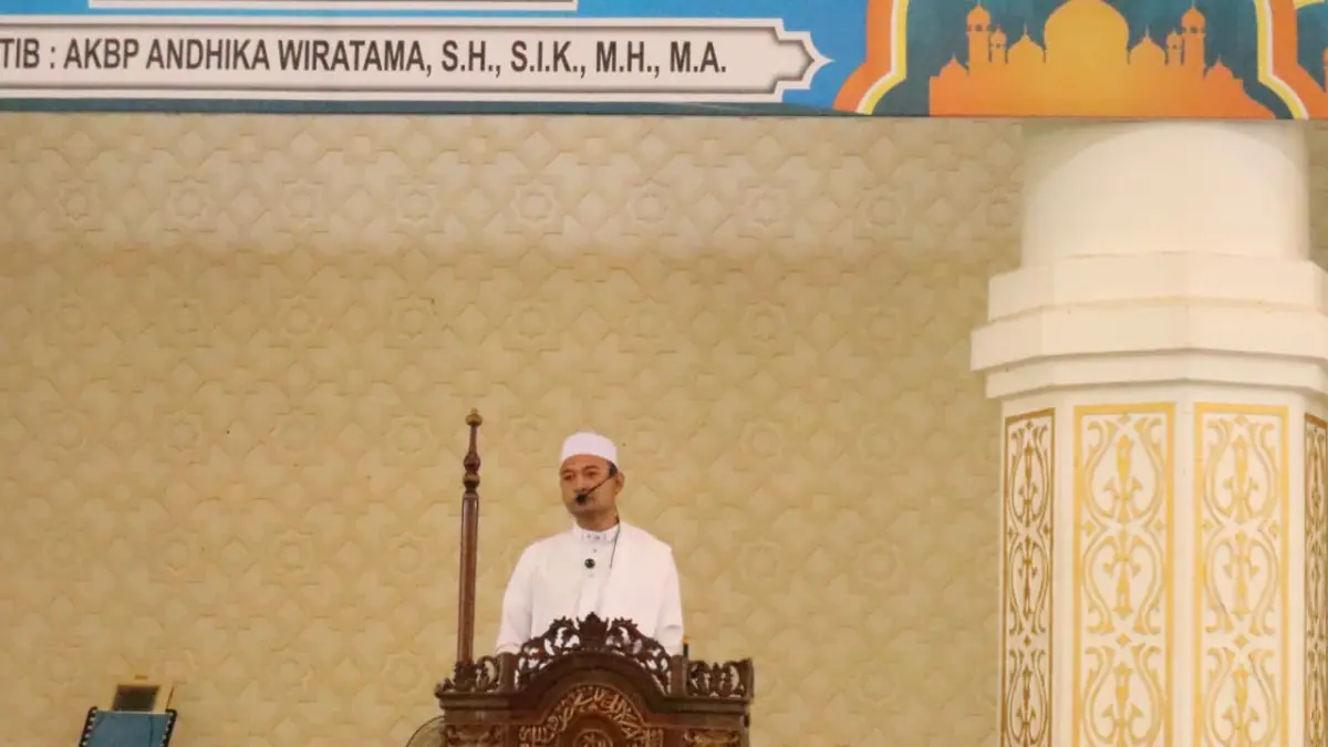 Kapolres Sekadau AKBP Andika Wiratama saat menyampaikan khutbah Iduladha 1447 H di Masjid Agung Sultan Anum, Sekadau Hilir, Rabu (27/5/2026). Dalam khutbahnya, ia mengajak jamaah meneladani keikhlasan Nabi Ibrahim AS dan memperkuat nilai pengorbanan serta kebersamaan di tengah masyarakat.