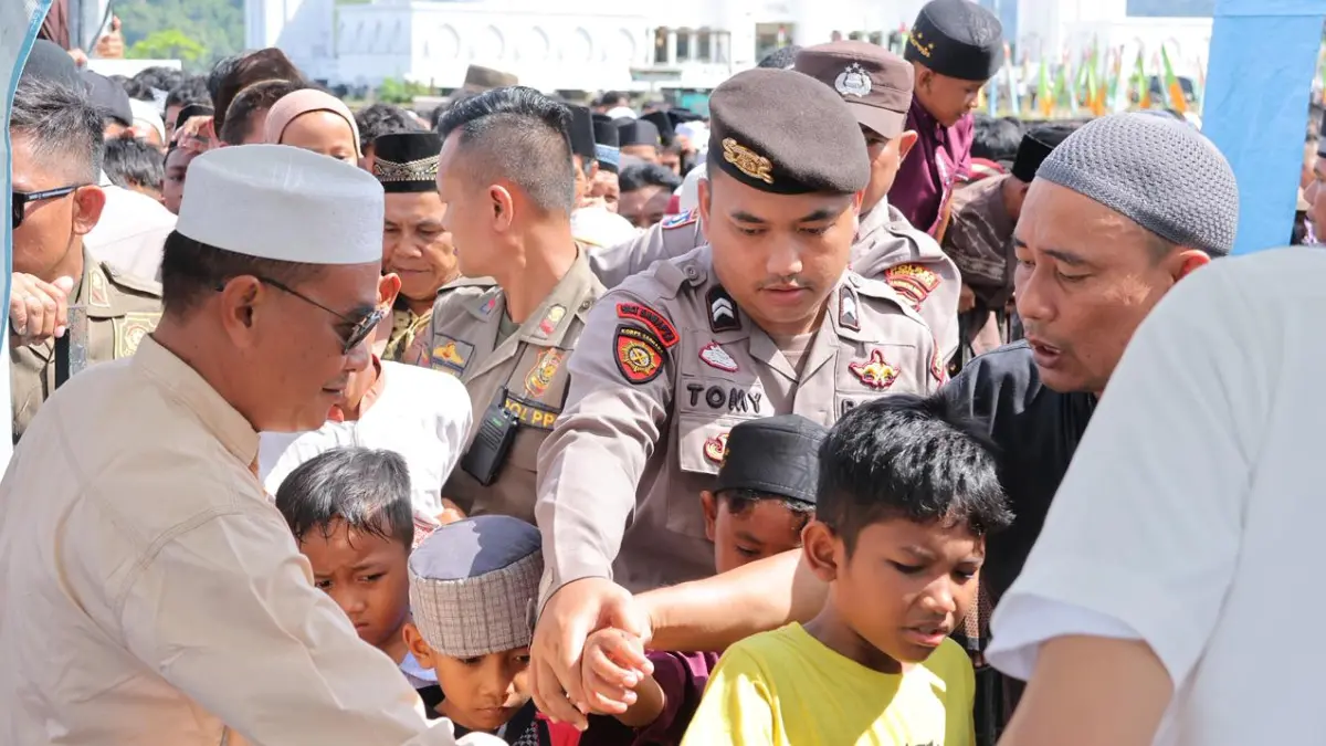 Ribuan warga, termasuk anak-anak antre menerima sedekah Iduladha dari keluarga OSO di Sukadana, Kabupaten Kayong Utara, Rabu (27/5/2026).
