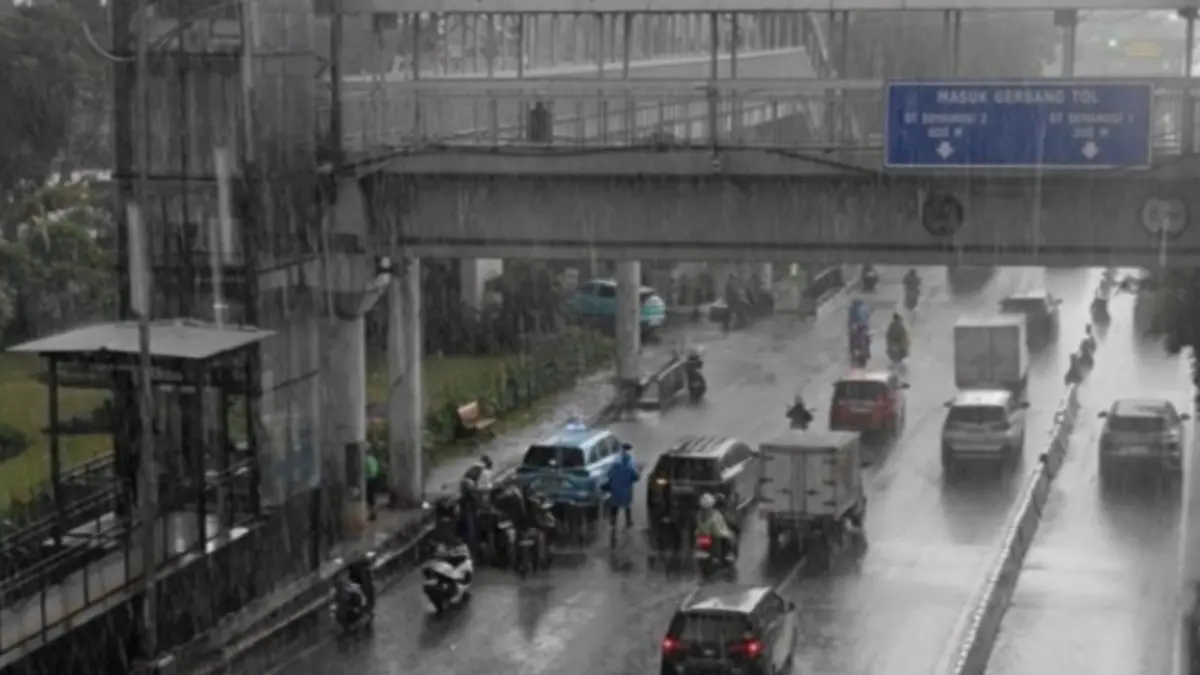 Sejumlah pengendara kendaraan bermotor melintas saat hujan di Jalan Gatot Subroto, Jakarta Selatan. (ANTARA/Ilham Kausar/am).