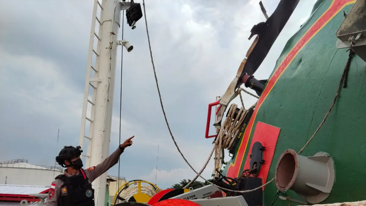 Tim Jibom dan KBRN Satbrimob Polda Kalbar memeriksa area kapal MT. Bintang Energi pascaledakan yang menyebabkan tiga awak kapal mengalami luka di Pontianak.