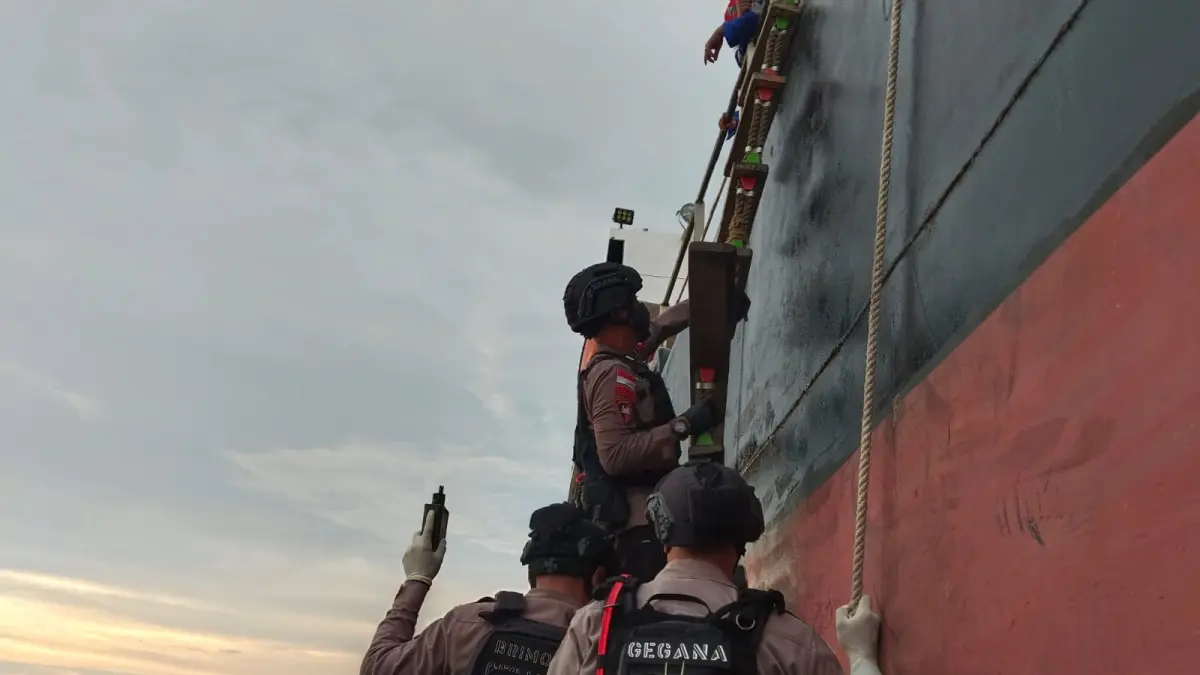 Tim Jibom dan KBRN Satbrimob Polda Kalbar memeriksa area kapal MT. Bintang Energi pascaledakan yang menyebabkan tiga awak kapal mengalami luka di Pontianak.