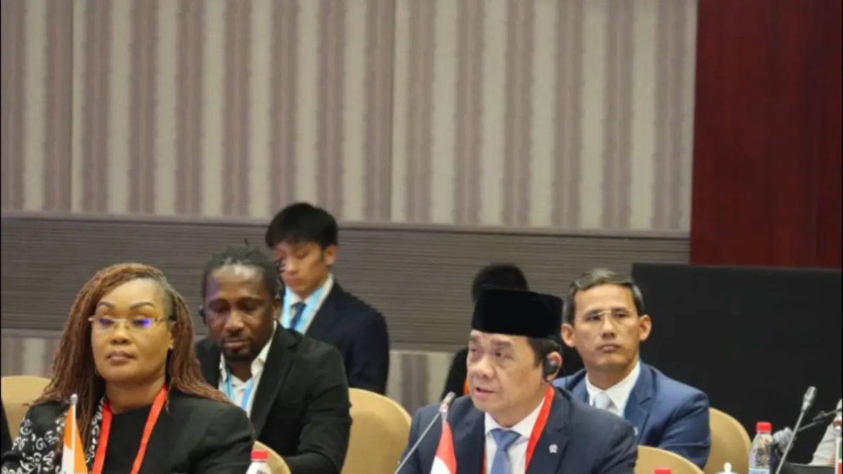 Wakil Menteri Desa dan Pembangunan Daerah Tertinggal Republik Indonesia Ahmad Riza Patria berbicara dalam rapat Komite Aliansi Kemitraan Global untuk Pengentasan Kemiskinan dan Pembangunan (Global Partnership for Poverty Alleviation and Development/GPPAD) di Beijing, Rabu (27/5). (ANTARA/Desca Lidya Natalia)