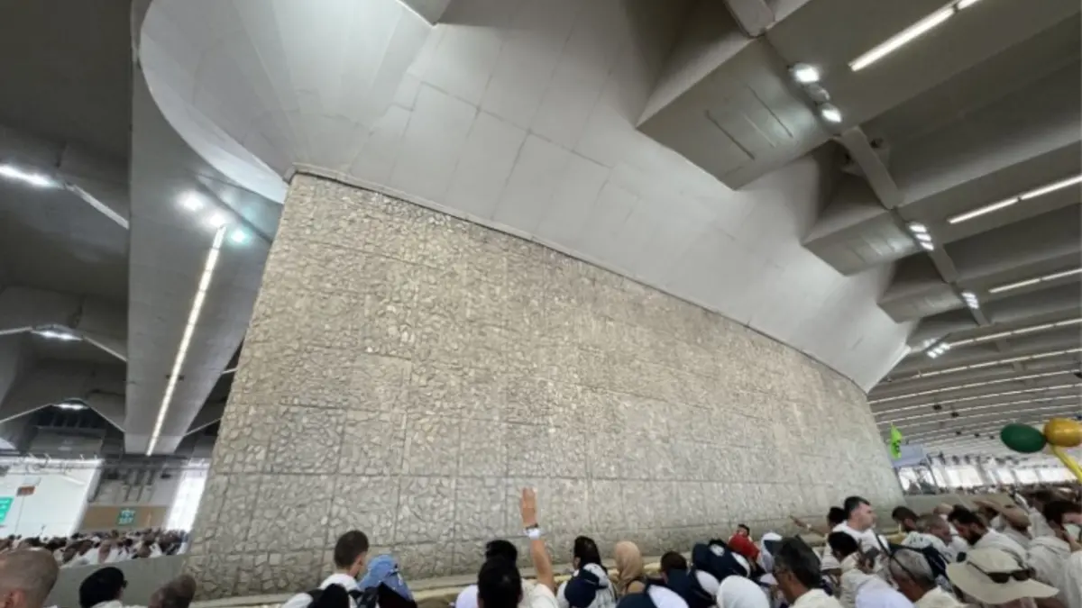 Jamaah haji melempar jumrah aqobah di Jamarat, Mina, Makkah, Arab Saudi, Rabu (27/5). (ANTARA/Citro Atmoko)