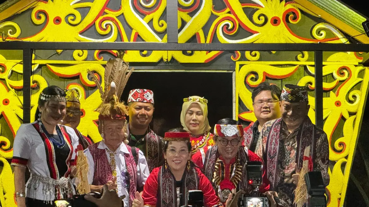 KEBERSAMAAN BUDAYA: Wali Kota Singkawang Tjhai Chui Mie berfoto bersama panitia usai pembukaan Gawe Dayak Naik Dango XXVI Tahun 2026 di Rumah Adat Dayak Kota Singkawang, Rabu (27/5) malam.