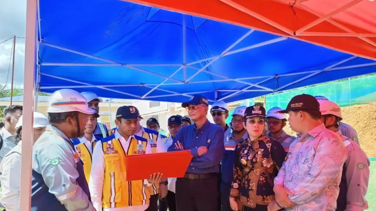 Menteri Pekerjaan Umum (PU) Dody Hanggodo di dampingi Wali Kota Singkawang Tjhai Chui Mie meninjau pengerjaan pembangunan sekolah rakyat di Singkawang. (ANTARA)
