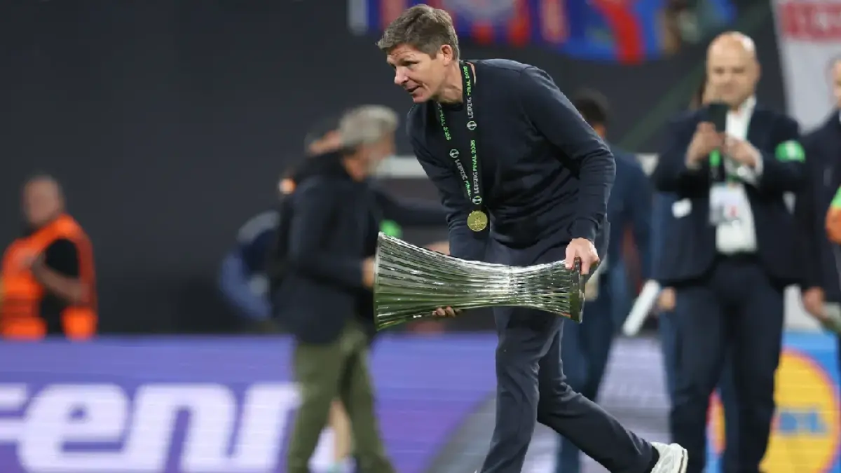 Oliver Glasner mengangkat piala setelah menang pada final UEFA Conference League melawan Rayo Vallecano di Leipzig. (Dok.Crystal Palace)
