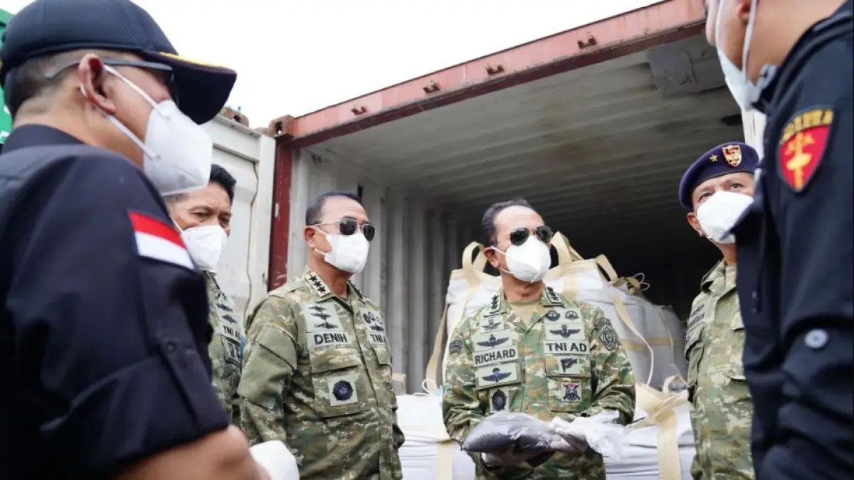 Panglima Komando Armada RI Laksdya TNI Denih Hendrata (kiri) dan Kepala Staf Umum (Kasum) TNI Letjen TNI Richard Tampubolon (kanan) saat memeriksa kontainer berisi mineral di Batam, Selasa (26/5/2026) (ANTARA/Ho-Humas Mabes TNI)