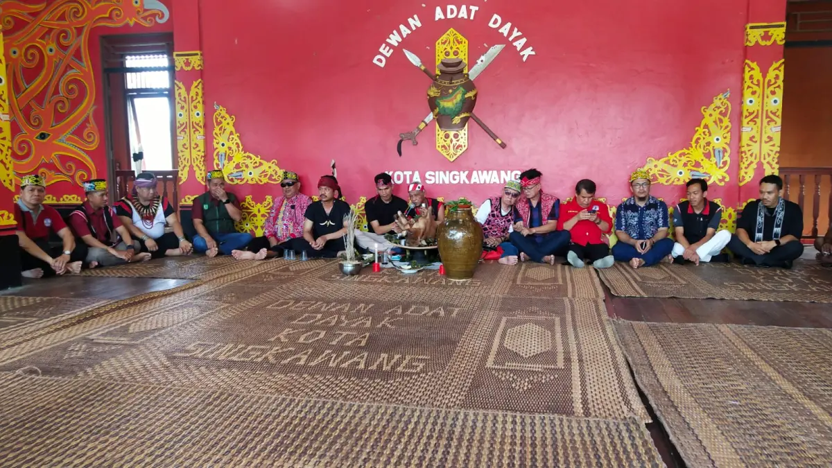 PELESTARIAN ADAT: Tokoh adat dan panitia mengikuti ritual Ngampar Bide saat pembukaan Gawe Dayak Naik Dango XXVI Tahun 2026 di Rumah Adat Dayak Kota Singkawang, Rabu (27/5).