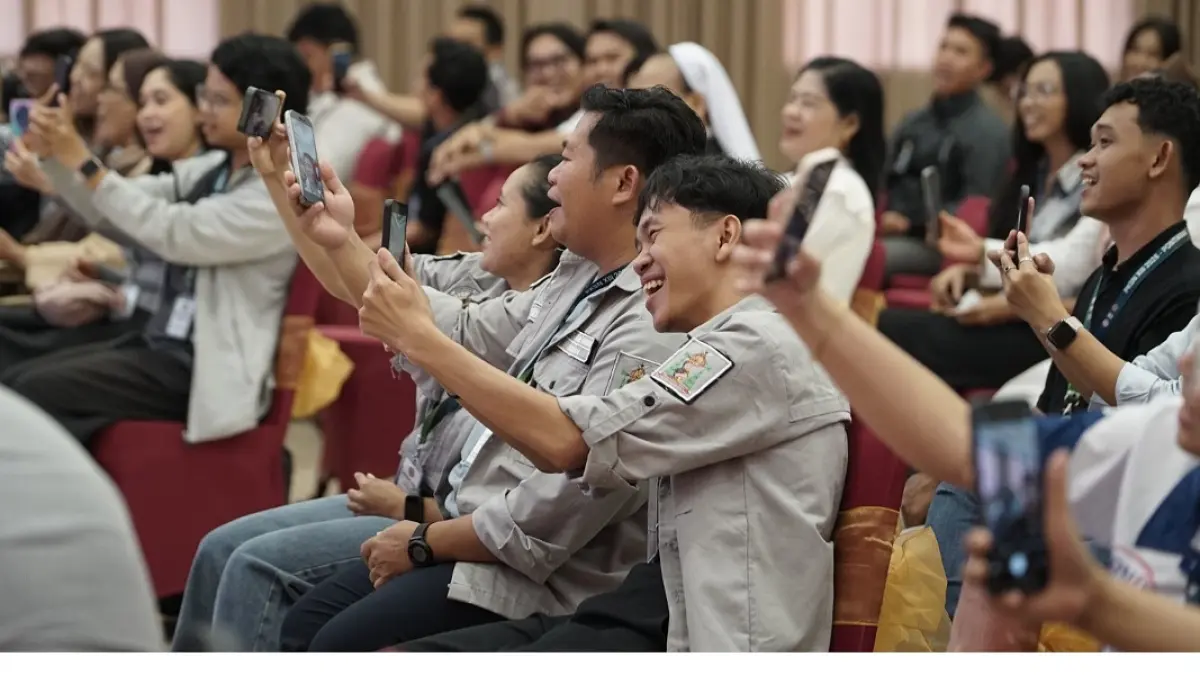 Peserta kaum muda mempraktikkan kerandoman dengan gadget.(Komsos KAP)