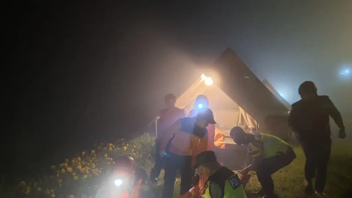 Petugas kepolisian saat melakukan olah TKP di lokasi meninggalnya wisatawan sekeluarga di Temanggung. (Dokumentasi Polres Temanggung)