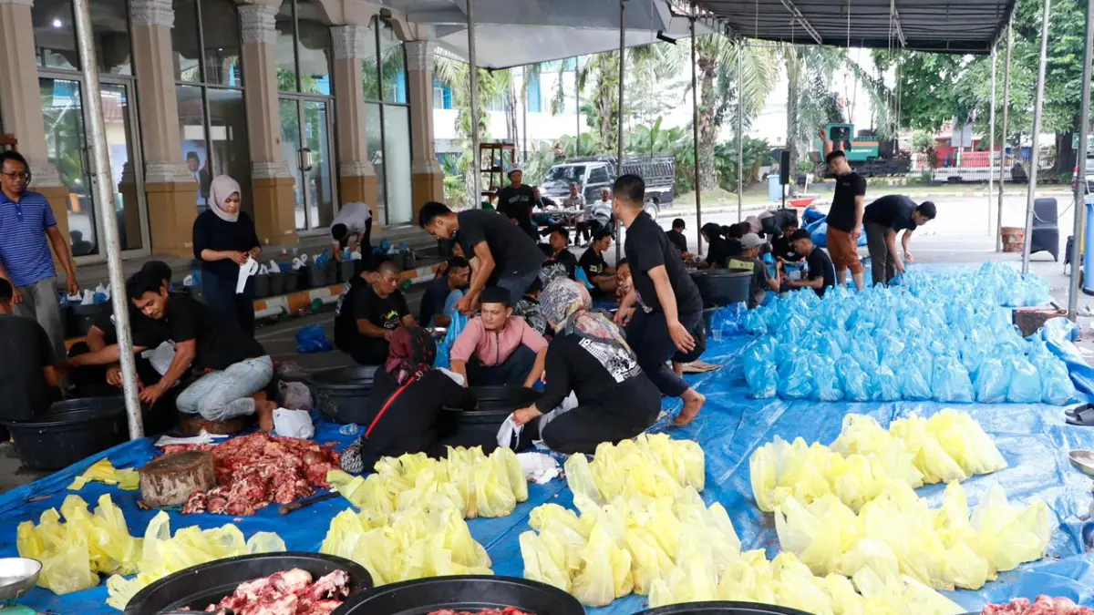 Proses pemotongan dan pengemasan daging kurban PTPN IV PalmCo pada momentum Hari Raya Idul Adha 1447 Hijriah. //PTPN for Pontianak Post