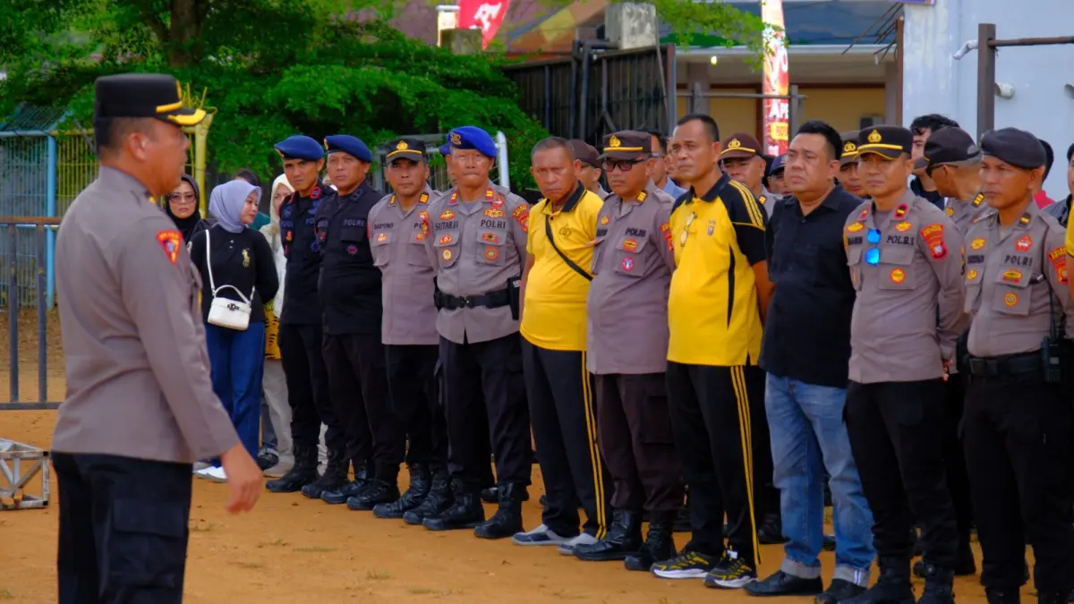Personel gabungan mengikuti apel dan gladi kesiapan pengamanan konser Kapura Fest 2026 di Sintang, Jumat (29/5/2026). Polres Sintang menyiapkan pengamanan dan rekayasa lalu lintas guna memastikan konser Denny Caknan berlangsung aman, tertib, dan kondusif. (Polres Sintang)