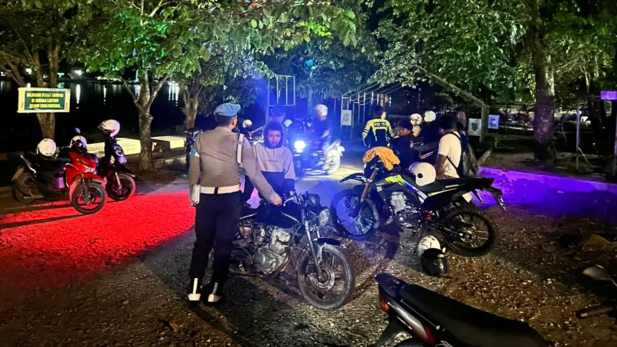 Personel gabungan Polres Sintang membubarkan kelompok remaja yang diduga hendak melakukan balap liar di sejumlah titik Kota Sintang, Sabtu malam (23/5/2026). Penertiban dilakukan menyusul laporan masyarakat melalui layanan Call Center 110 terkait gangguan ketertiban dan penggunaan knalpot racing yang meresahkan warga.