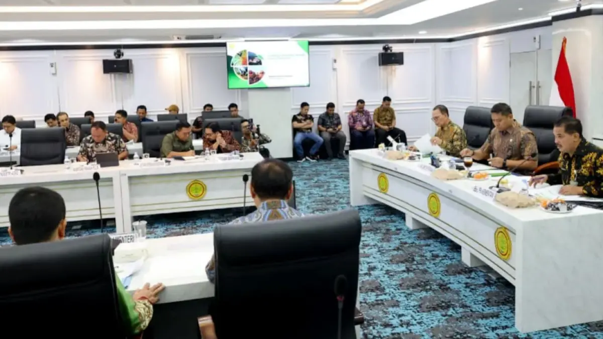 Wakil Menteri Pertanian (Wamentan) Sudaryono (tengah baris kanan) memimpin rapat koordinasi minyakapi turunnya harga tandan buah segar (TBS) kelapa sawit tingkat petani yang dihadiri eksportir, perusahaan refinery, asosiasi petani, dan BUMN pangan di Jakarta, Jumat (29/5/2026). ANTARA/HO-Kementan