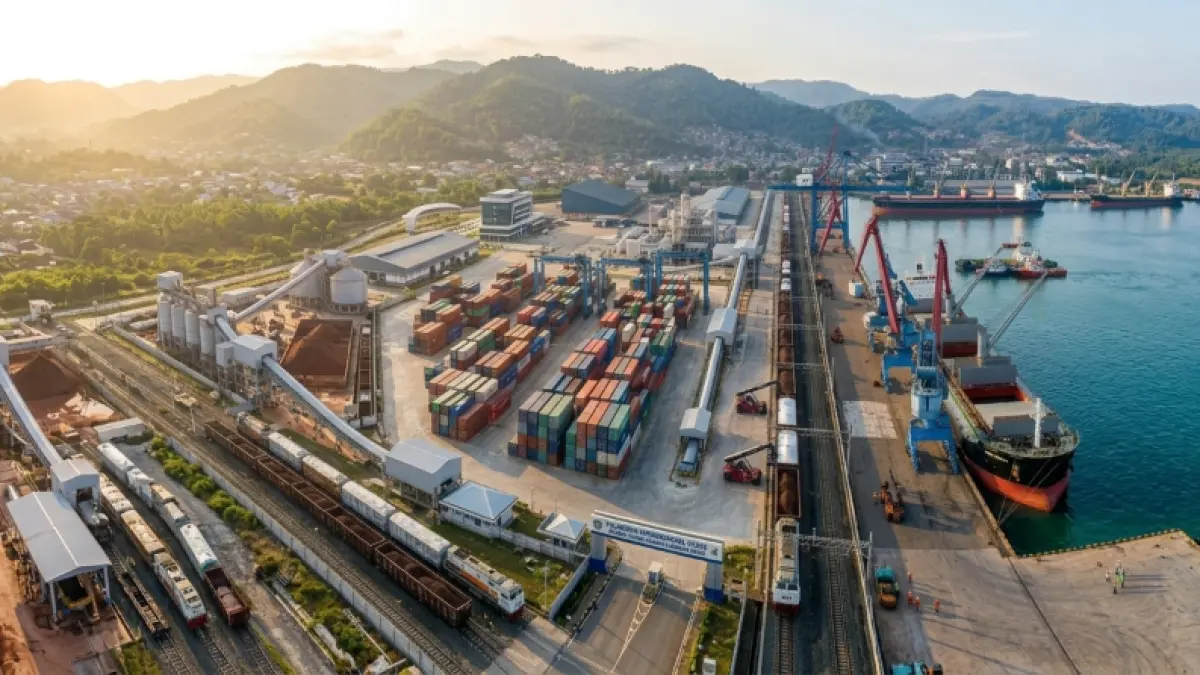 Ilustrasi jalur kereta api Trans Kalimantan yang terhubung dengan Pelabuhan Internasional Kijing di Kalimantan Barat. Infrastruktur ini dinilai strategis untuk mendukung industri, memperkuat konektivitas dan menekan biaya logistik di Pulau Kalimantan.