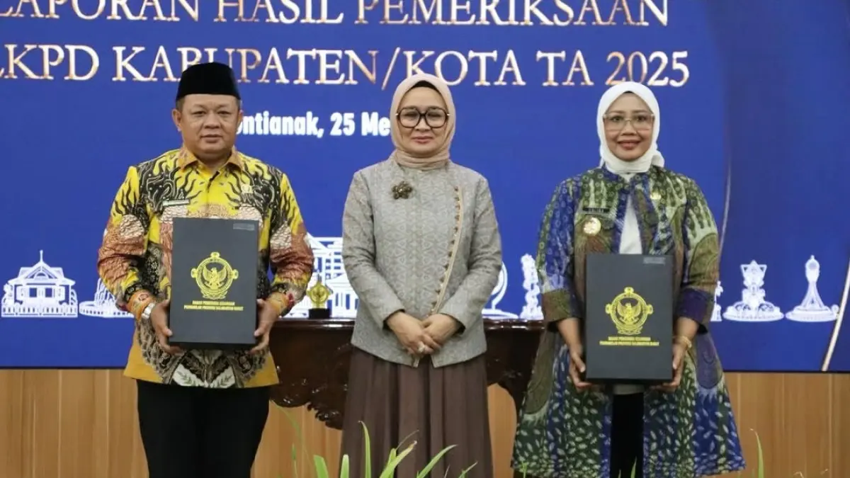 Bupati Mempawah Erlina bersama Ketua DPRD Mempawah Safruddin menerima Laporan Hasil Pemeriksaan (LHP) Laporan Keuangan Pemerintah Daerah (LKPD) Tahun Anggaran 2025 dari Kepala BPK Perwakilan Provinsi Kalimantan Barat, Sri Haryati, di Kantor BPK Perwakilan Kalbar di Pontianak. 