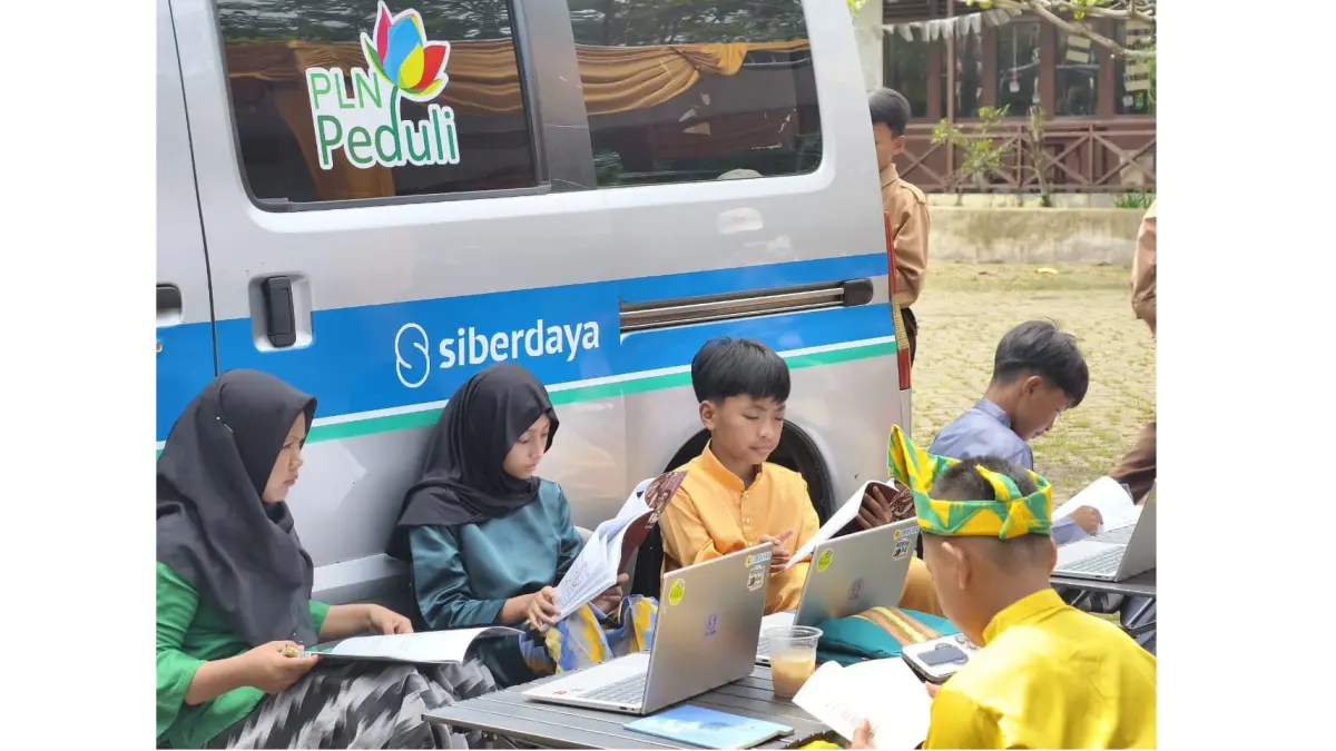 Antusiasme siswa-siswi SDN 29 Pontianak terlihat saat memanfaatkan kegiatan Kick Off GLIMOLING PLN Peduli dengan membaca berbagai buku yang disediakan. Menumbuhkan budaya membaca serta memperluas wawasan anak-anak sejak dini melalui akses literasi yang lebih dekat dan menyenangkan.