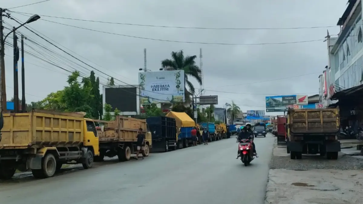 Antrean truk pengisi BBM di SPBU Sungai Pinyuh
