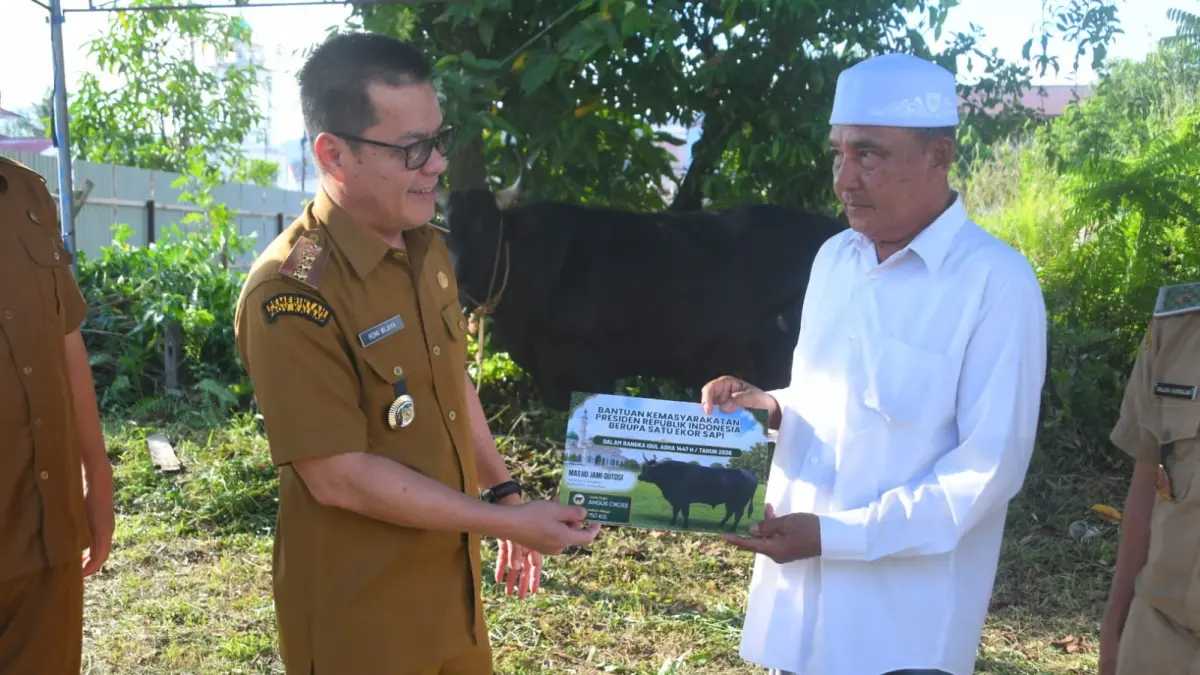  Bantuan  satu ekor sapi kurban diserahkan kepada pengurus masjid di Sukadana.  (ISTIMEWA)