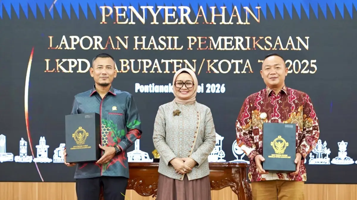 Bupati dan Ketua DPRD Ketapang menerima LKPD 2025 dari BPK Kalbar, Senin (25/5). (ISTIMEWA)