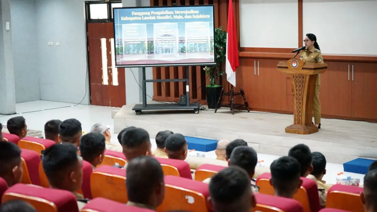 Bupati Landak Karolin Margret Natasa memberikan kuliah umum kepada para praja IPDN Kampus Kalbar pada Selasa (26/5). (HUMAS PEMKAB LANDAK)